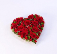 Corazón de rosas grandes y claveles rojos