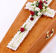 Cruz de flores blanca estilo clásico