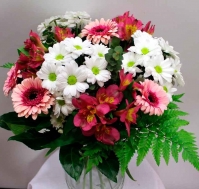 Bouquet de margaritas y flores variadas