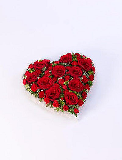 Foto Large roses heart and red carnations